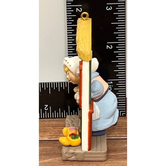 1986 HALLMARK KEEPSAKE ORNAMENT QX408-3 WINDOWS OF THE WORLD HOLLAND WOOD CLOG - Picture 5 of 6
